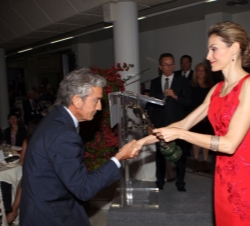 Doña Letizia hace entrega del galardón al presidente del Grupo Konecta, José María Pacheco